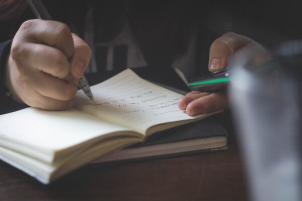 Mezuna Kalmak Mantıklı mı? Artıları ve Eksileri Nelerdir?