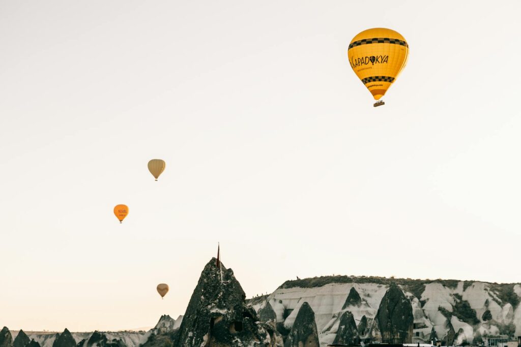 Kapadokya’da gün doğumunda balon turu yapan insanlar