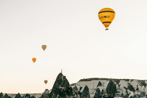 Kapadokya’da gün doğumunda balon turu yapan insanlar