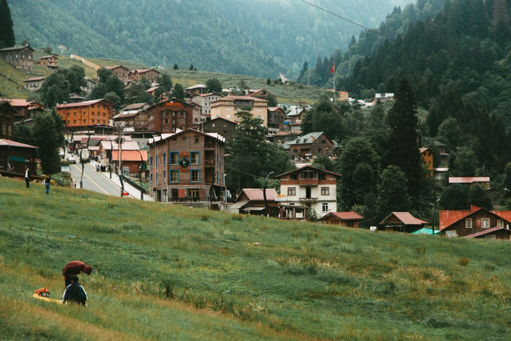 Karadeniz yaylalarında sisli sabah manzarası